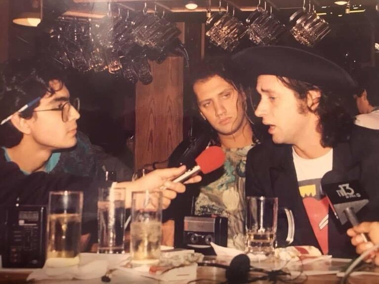 El periodista Miguel Galvez realizando una entrevista a Gustavo Cerati'